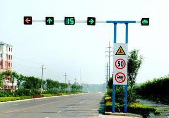 如何看清信號燈、標(biāo)牌與標(biāo)線