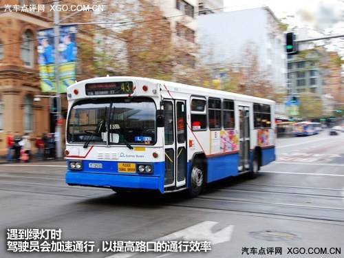 紅燈停 綠燈行 該如何通過交通信號燈