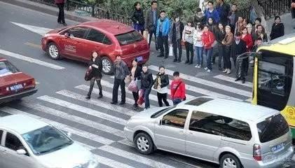 開車撞了闖紅燈的行人，到底要不要賠？