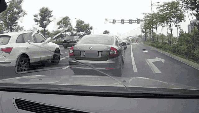 綠燈亮起前車故障，后面車變道算違規(guī)嗎？交警這次做出了準(zhǔn)確解釋