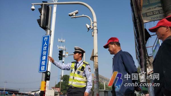 寧波鎮(zhèn)海首個(gè)觸摸式交通信號(hào)燈啟用,行人過馬路可自主控制