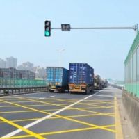 信號(hào)燈上高架了，寧波一高架為了解決擁堵問題把信號(hào)燈搬上來高架