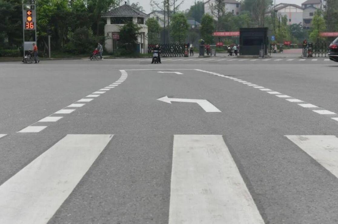 教你如何區(qū)分左轉(zhuǎn)彎待轉(zhuǎn)區(qū)線和導(dǎo)向線