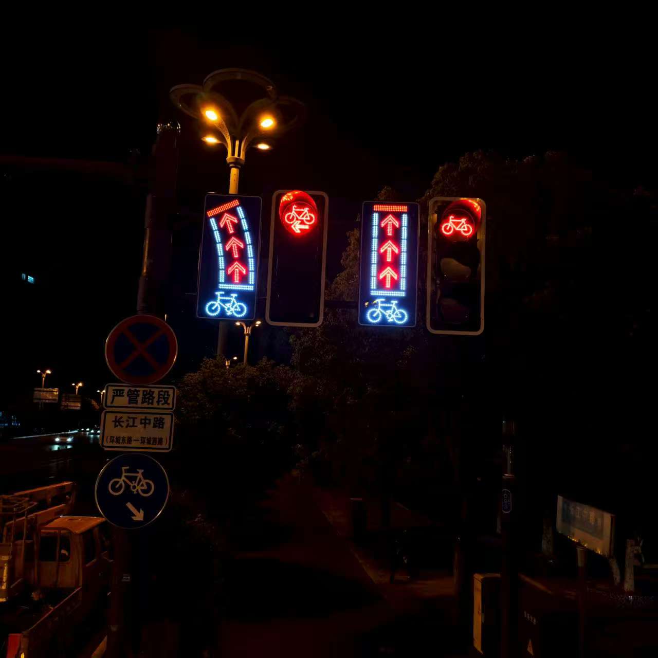 非機(jī)動(dòng)車LED導(dǎo)向指引牌